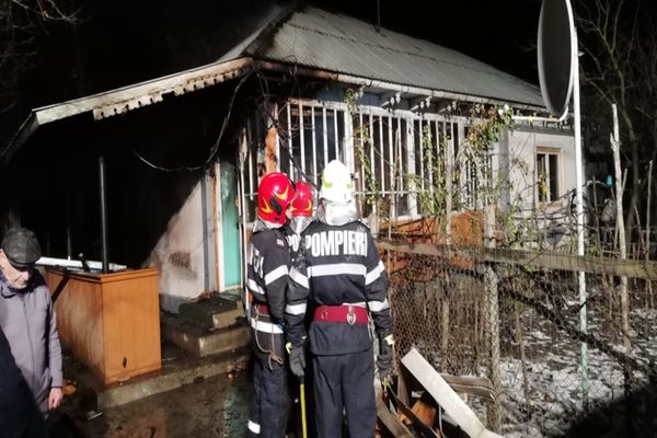 O femeie a ars de vie, în locuința sa,  în noaptea dintre ani - FOTO&amp;VIDEO