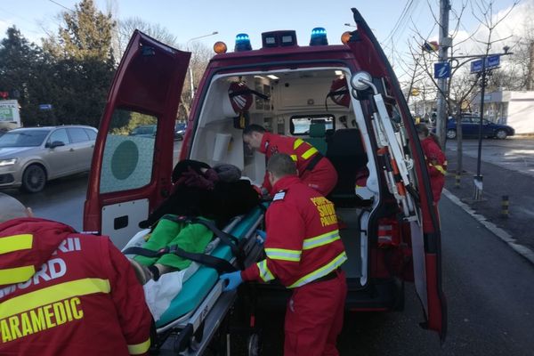 Femeie în vârstă de 72 de ani, căzută pe stradă, transportată la spitalul din Bârlad