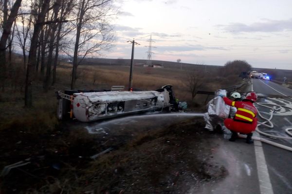 Cisternă plină cu benzină răsturnată la ieșirea din Huși - FOTO&amp;VIDEO