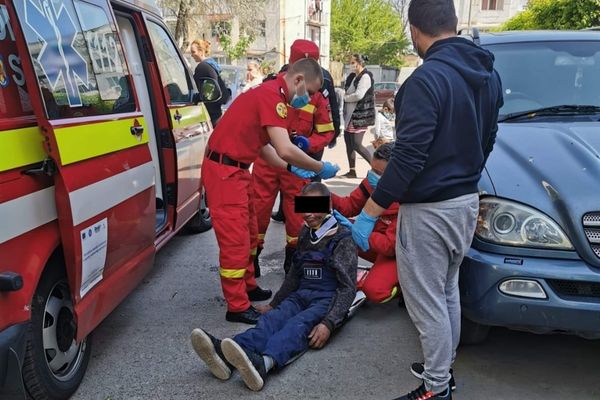 SALVATOR în timpul liber: un pompier din Bârlad a intervenit pentru a ajuta un bărbat căzut în stradă!