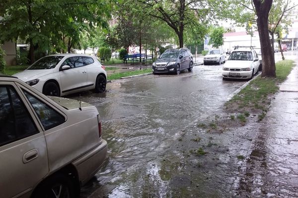 Mai multe străzi din Bârlad sub ape după o ploaie torențială - FOTO
