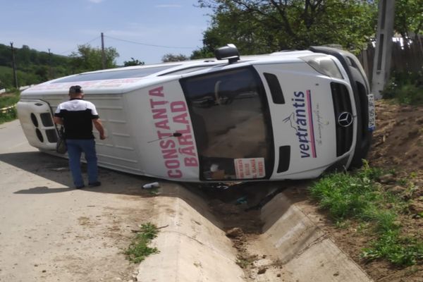 Microbuz cu 7 persoane răsturnat în localitatea Morăreni - VIDEO
