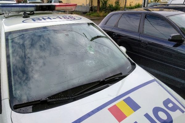 Un bărbat din Bârlad a creat o diversiune pentru a putea sparge parbrizele a 5 autospeciale de poliție