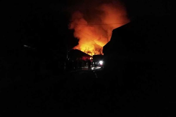 Locuință cuprinsă de flăcări la Rânzești, noaptea trecută!