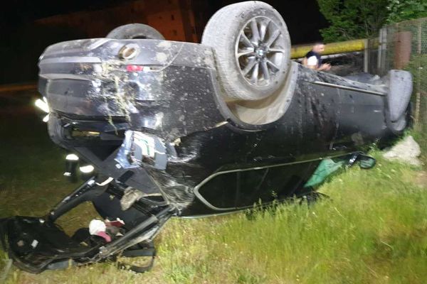 Autoturism răsturnat în municipiul Vaslui - FOTO