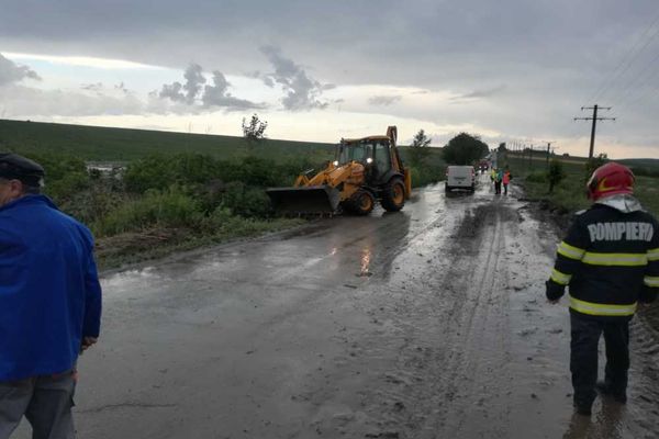 Pompierii bârlădeni au degajat un drum afectat de ploaie pentru a înlesni accesul unei ambulanțe - VIDEO