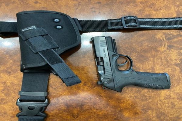 După mai bine de 46 de ani, pistoalele Carpați vor fi înlocuite cu BERETTA. Primele 5.000 vor ajunge, la polițiști, săptămâna viitoare