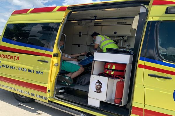 UPDATE. Femeie cu arsuri pe mâini, picioare și abdomen, după ce a vrut să „pârlească” o pasăre cu spirt!