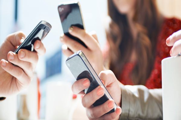 Unde vă intră telefonul singur în roaming. Lista cu localitățile, actualizată de ANCOM