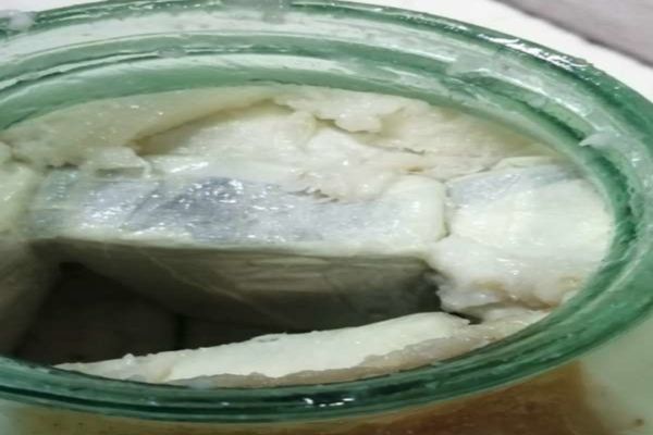 Țigări de contrabandă ascunse în borcane cu şuncă de porc şi cutii de pudra de cacao