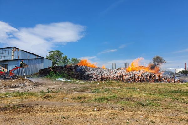 Incendiu violent la un depozit de material lemnos (FOTO/ VIDEO)