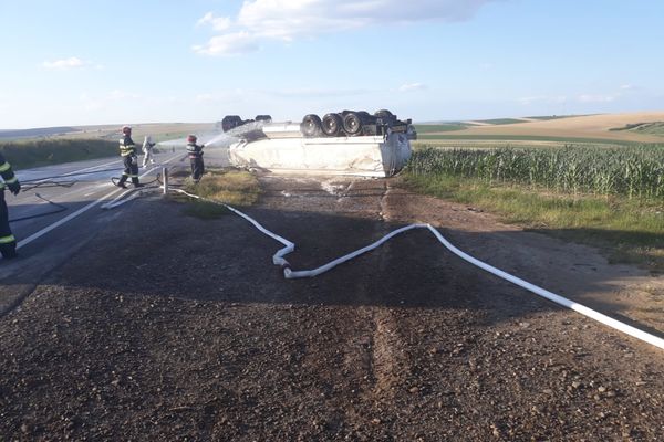 UPDATE: Cisternă cu motorină răsturnată între Huși și Albița - VIDEO
