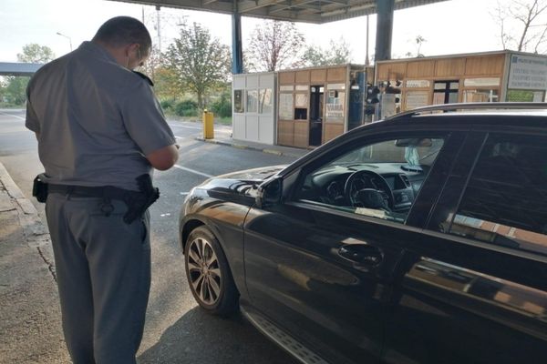 Data de 13,  zi cu ghinion pentru un vasluian,  care trebuia să predea în Italia o carte de identitate falsă