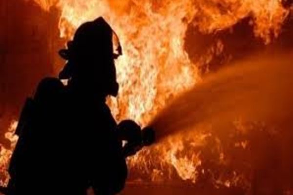 Incendiu violent la o locuință din Vinderei. Un tânăr a murit (VIDEO)