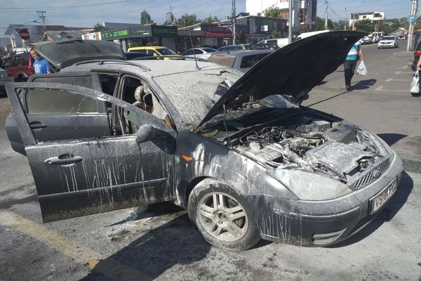 O mașină a luat foc în mers în Bârlad (FOTO)