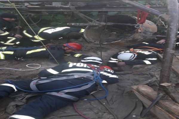 Tânăr scos mort dintr-o fântână în lucru