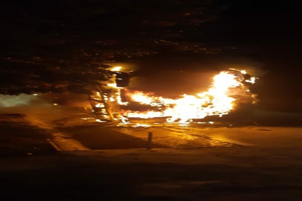 Autobuz distrus de flăcări! (FOTO)