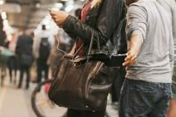 Atenție la genți și buzunare!