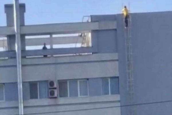 O persoană s-a urcat pe hotel și amenință că se aruncă în gol