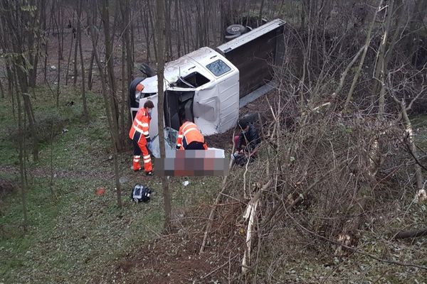 Un bărbat a murit după ce s-a răsturnat cu mașina într-o râpă (FOTO)