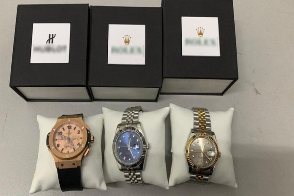 Ceasuri de lux nedeclarate, confiscate la frontieră 