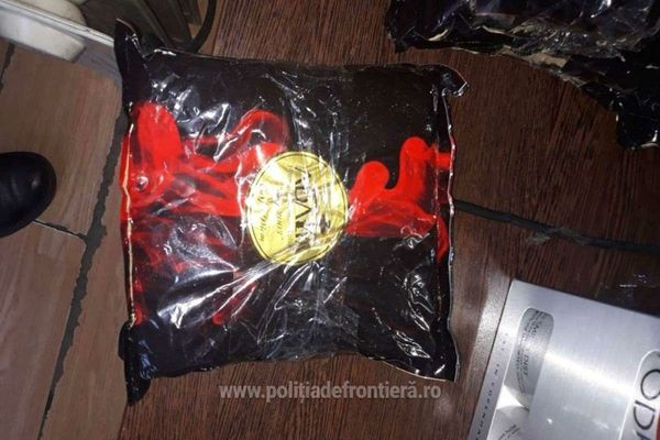 Contrabandist inventiv! Aromă de narghilea ascunsă într-o ladă cu nisip