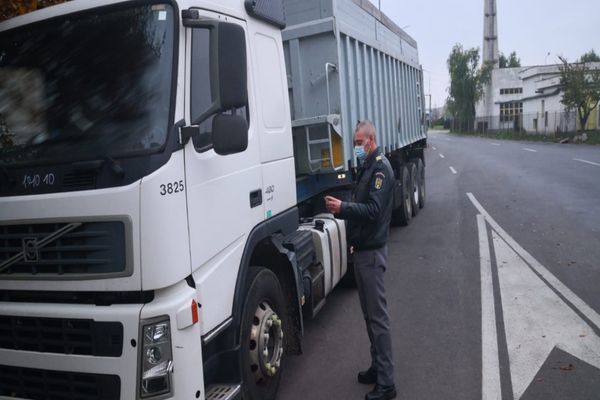 Autovehicul cu număr fals de înmatriculare, descoperit în Albiţa