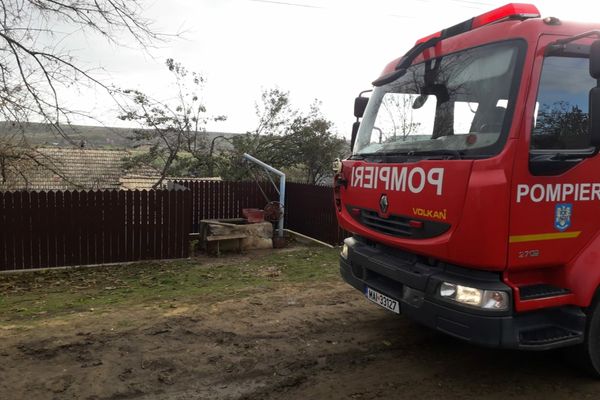 Femeie salvată dintr-o fântână de pompierii vasluieni