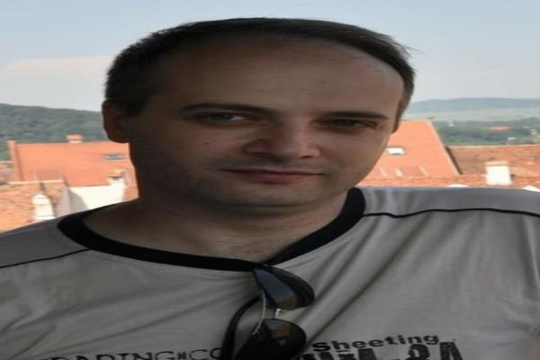 Medic erou, ars pe 40% din suprafața corpului, după ce a scos răniții PE BRAȚE din foc. Doctorul va fi transferat în Belgia mâine