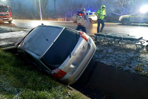 O șoferița beată a ajuns la spital după ce s-a răsturnat cu mașina