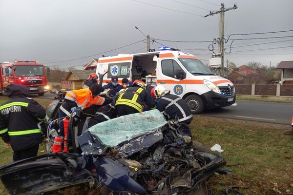 Tragedie pe o șosea din Vaslui. O persoană a murit, alte două au ajuns la spital (FOTO/VIDEO)