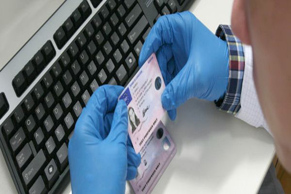 A încercat să păcălească polițiștii cu un permis de conducere fals