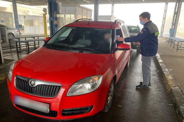 Autoturism radiat din circulație și cu numere false de înmatriculare, descoperit la controlul de frontieră 