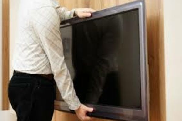 Un turist din Vaslui a dus la amanet televizorul din camera pensiunii unde era cazat