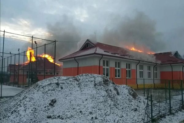 ULTIMĂ ORĂ: incendiu la o școală în județul Vaslui (FOTO)