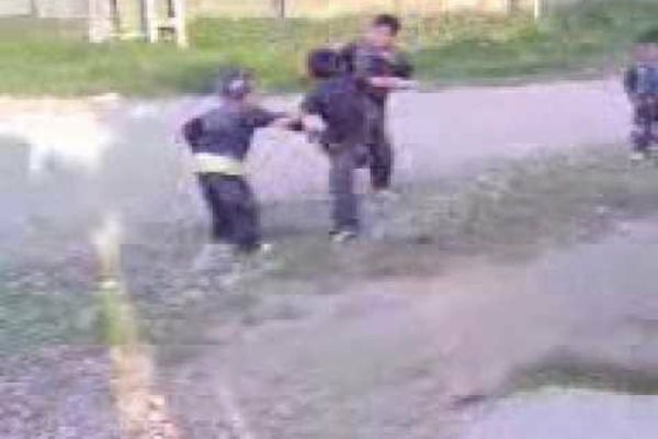 Copil din Vaslui bătut cu bestialitate de mai mulți adolescenți