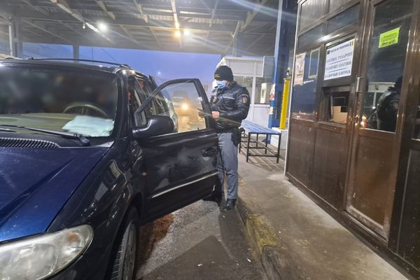 Audi cu I.T.P. fals depistat de polițiștii de frontieră 