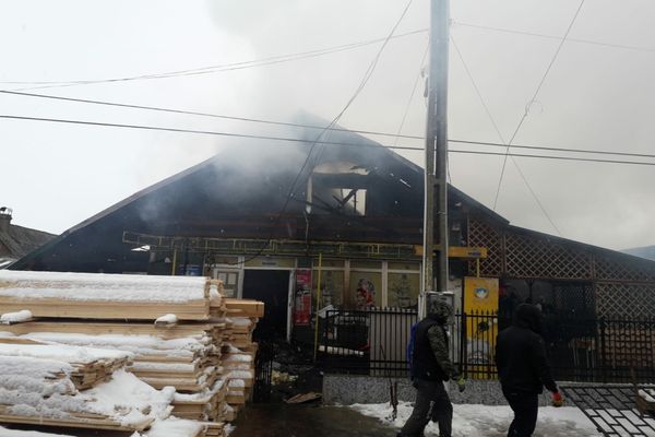 Pompieri bătuți în timp ce interveneau la un incendiu 