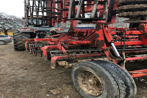 Un bărbat de 44 de ani a murit strivit sub un utilaj agricol 