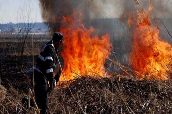 A început sezonul incendiilor de vegetație uscată. Sfaturile pompierilor