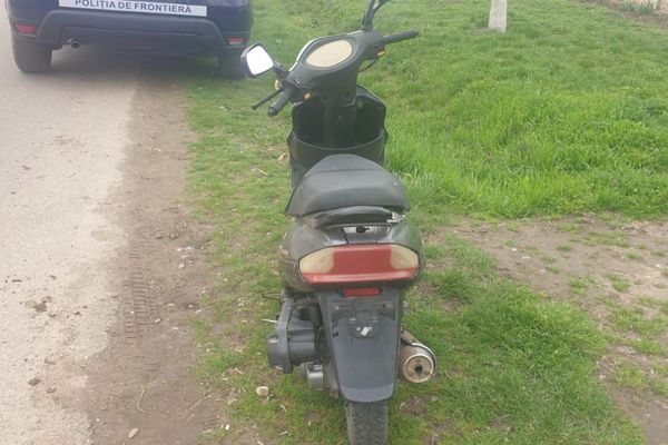 Moped neînmatriculat, depistat de polițiștii de frontieră în trafic
