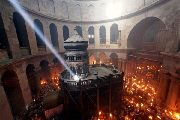 Lumina Sfântă, adusă de la Ierusalim sâmbătă seara