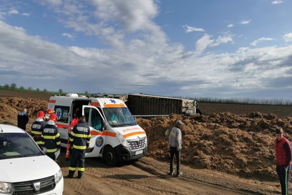 Accident de muncă: Bărbat, în stare gravă după ce o remorcă s-a răsturnat peste el