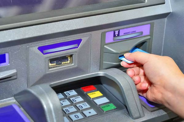 Reţinuţi de poliţişti după ce ar fi găsit un portofel şi ar fi utilizat cardurile bancare