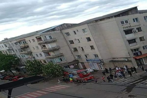 Panică într-un bloc din Bârlad! Șase persoane s-au autoevacuat, iar 15 au fost salvate de pompieri 
