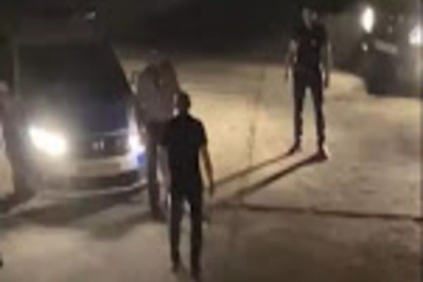 VIDEO Scandal cu topoare în centrul Bârladului, un bărbat agresiv a fost reținut