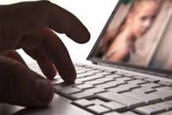 Parlamentul European a aprobat o reglementare în privința pornografiei infantile online