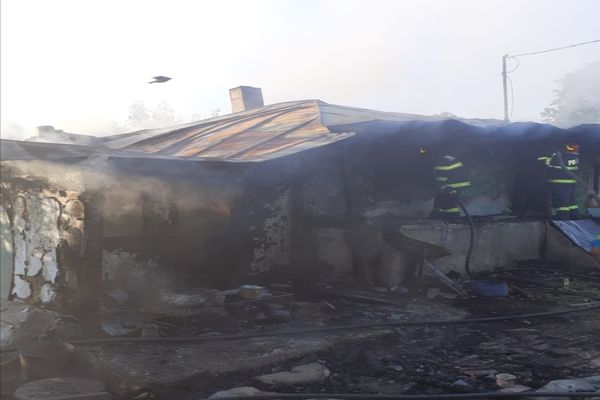 Locuință distrusă de flăcări din cauza unei țigări nestinse! Proprietarul beat, scos pe geam de un polițist 