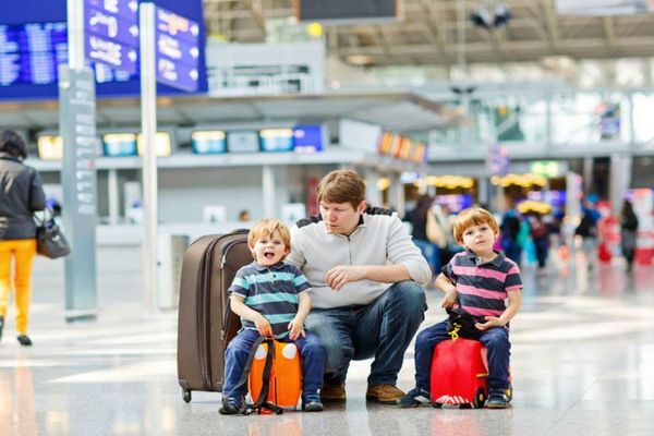 Se modifică regulile de intrare în țară a minorilor. Copiii sub 6 ani nu mai stau în carantină