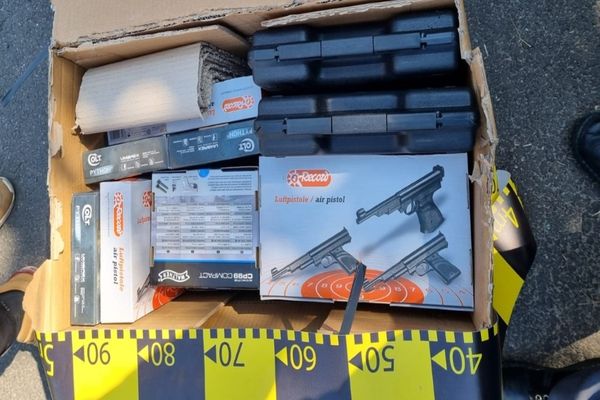  26 de pistoale cu aer comprimat fără documente, descoperite la Albița